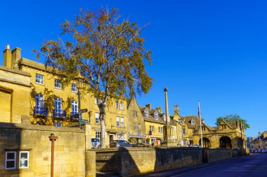 Chipping Campden, İngiltere - 18 Ekim 2022: Sokak manzarası, çeşitli binalar, yerel halk ve ziyaretçiler, Chipping Campden, Cotswolds bölgesi, İngiltere