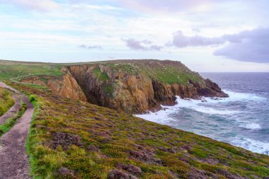 İngiltere, Cornwall 'daki Lands End kıyı manzarasının günbatımı manzarası.