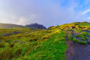 Storr 'un İhtiyar' ı ile birlikte Skye Adası, Inner Hebrides, İskoçya, İngiltere 'de kayaların ve otların günbatımı manzarası.