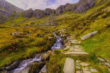 Llyn Idwal Gölü yakınlarındaki manzara ve patika manzarası, Snowdonia Ulusal Parkı, Galler 'in kuzeyi, İngiltere