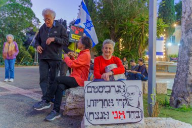 Hayfa, İsrail - 16 Aralık 2023: Hükümeti protesto eden, savaşın sorumluluğunu üstlenen ve rehinelerin serbest bırakılması çağrısında bulunan insanlar. Hayfa, İsrail