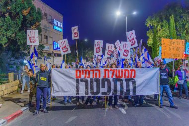 Hayfa, İsrail - 16 Aralık 2023: Hükümete karşı yapılan protesto yürüyüşü, savaşın sorumluluğunu üstlenip rehinelerin serbest bırakılması yönünde çağrıda bulundu. Hayfa, İsrail