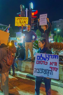 Hayfa, İsrail - 16 Aralık 2023: Ateşkes ve rehine bırakma çağrısı yapan tabelalı insanlar, Hayfa, İsrail