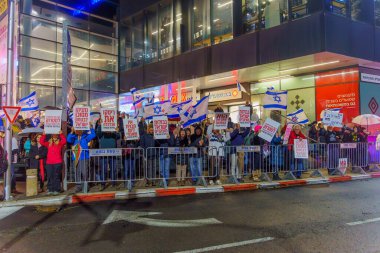 Hayfa, İsrail - 23 Aralık 2023: Hükümeti protesto eden, savaşın sorumluluğunu üstlenen ve rehinelerin serbest bırakılması çağrısında bulunan çeşitli tabela ve bayraklara sahip insanlar. Hayfa, İsrail