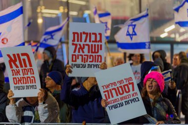 Hayfa, İsrail - 23 Aralık 2023: Hükümeti protesto eden, savaşın sorumluluğunu üstlenen ve rehinelerin serbest bırakılması çağrısında bulunan çeşitli tabela ve bayraklara sahip insanlar. Hayfa, İsrail