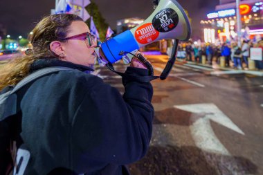 Hayfa, İsrail - 16 Aralık 2023: Protesto lideri kalabalığa seslenerek hükümetin savaşın sorumluluğunu üstlenmesi ve rehinelerin serbest bırakılması çağrısında bulundu. Hayfa, İsrail