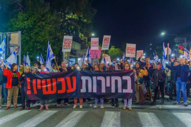 Hayfa, İsrail - 30 Aralık 2023: Hükümete karşı yapılan protesto yürüyüşü, savaşın sorumluluğunu üstlenip rehinelerin serbest bırakılması yönünde çağrıda bulundu. Hayfa, İsrail