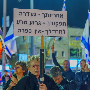 Hayfa, İsrail - 30 Aralık 2023: Hükümeti protesto eden, savaşın sorumluluğunu üstlenen ve rehinelerin serbest bırakılması çağrısında bulunan çeşitli tabela ve bayraklara sahip insanlar. Hayfa, İsrail