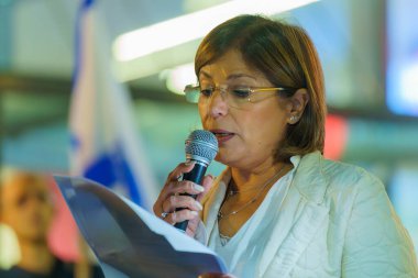 Hayfa, İsrail - 30 Aralık 2023: Eylemciler kalabalığa seslenerek hükümetin savaşın sorumluluğunu üstlenmesi ve rehinelerin serbest bırakılması çağrısında bulundu. Hayfa, İsrail