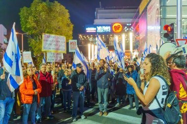 Hayfa, İsrail - 30 Aralık 2023: Eylemciler kalabalığa seslenerek hükümetin savaşın sorumluluğunu üstlenmesi ve rehinelerin serbest bırakılması çağrısında bulundu. Hayfa, İsrail