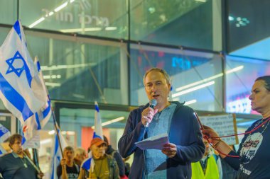 Hayfa, İsrail - 30 Aralık 2023: Eylemciler kalabalığa seslenerek hükümetin savaşın sorumluluğunu üstlenmesi ve rehinelerin serbest bırakılması çağrısında bulundu. Hayfa, İsrail