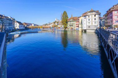 Lucerne, İsviçre - 21 Şubat 2023: Spreuer Köprüsü ve Reuss Nehri 'nin diğer binalar, yerliler ve ziyaretçiler ile birlikte Lucerne (Luzern), İsviçre