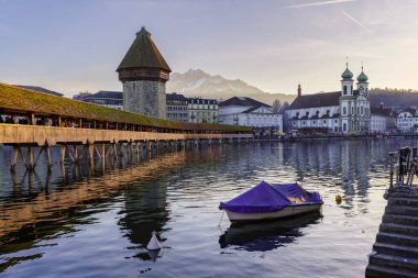 Chapel Köprüsü, Cizvit Kilisesi, St. Francis Cavier ve Reuss Nehri, Lucerne (Luzern), İsviçre