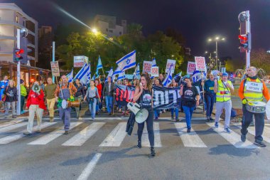 Hayfa, İsrail - 06 Ocak 2024: Hükümete karşı düzenlenen protesto yürüyüşü, savaşın sorumluluğunu üstlenip rehinelerin serbest bırakılması yönünde çağrıda bulundu. Hayfa, İsrail