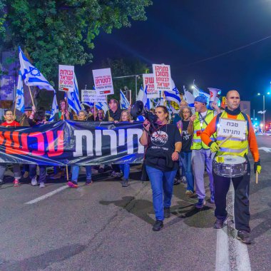 Hayfa, İsrail - 06 Ocak 2024: Hükümete karşı düzenlenen protesto yürüyüşü, savaşın sorumluluğunu üstlenip rehinelerin serbest bırakılması yönünde çağrıda bulundu. Hayfa, İsrail