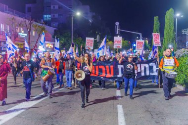 Hayfa, İsrail - 06 Ocak 2024: Hükümete karşı düzenlenen protesto yürüyüşü, savaşın sorumluluğunu üstlenip rehinelerin serbest bırakılması yönünde çağrıda bulundu. Hayfa, İsrail