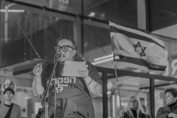 Haifa Israel Tammikuu 2024 Protestointijohtaja Gali Eshet Bazak Puhuu Väkijoukolle — kuvapankkivalokuva
