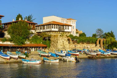 Nesebar, Bulgaristan - 20 Eylül 2023: Bulgaristan 'ın eski Nesebar kentinde çeşitli tekne ve binalarla sahil manzarası