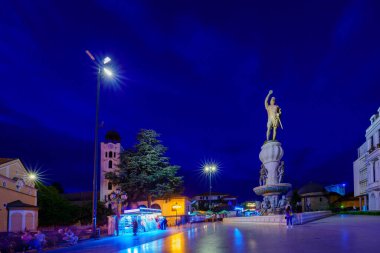 Üsküp, Kuzey Makedonya - 06 Ekim 2023: Üsküp, Kuzey Makedonya 'daki II. Philip heykelinin akşam manzarası