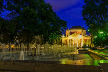 Sofya, Bulgaristan - 08 Ekim 2023: Bulgaristan 'ın Sofya kentinde Dansçı Balerin çeşmesi, İvan Vazov Ulusal Tiyatrosu, Yerel ve Ziyaretçiler' in akşam manzarası