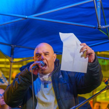 Hayfa, İsrail - 13 Ocak 2024: Kuzeyden tahliye edilen Asher Zafrani, hükümete karşı düzenlenen bir protesto yürüyüşü kapsamında kalabalığa konuştu, Hayfa, İsrail