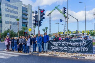 Hayfa, İsrail - 14 Ocak 2024: Hamas saldırısının 100. gününde çeşitli tabela ve bayraklara sahip insanlar rehinelerin serbest bırakılması çağrısında bulundu. Hayfa, İsrail