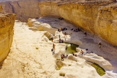 Ein Tamar, İsrail - 20 Ocak 2024: Çöldeki Peres Vadisi 'nin kışın su birikintileri ve ziyaretçileri, Judaean Çölü (Ölü Deniz Bölgesi), güney İsrail