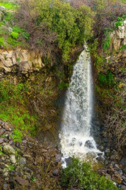 Ayit Şelalesi manzarası, bulutlu bir kış gününde. Golan Tepeleri, Kuzey İsrail