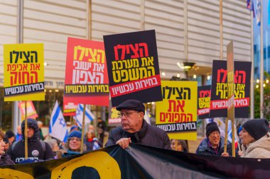 Hayfa, İsrail - 3 Şubat 2024: İnsanlar hükümeti protesto etmek için çeşitli tabela ve bayraklarla yürür, yeni seçim çağrısında bulunurlar. Hayfa, İsrail