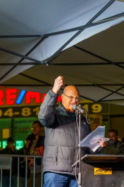 Hayfa, İsrail - 3 Şubat 2024: Protesto lideri Amir Haskel, hükümete karşı düzenlenen bir protesto yürüyüşü kapsamında kalabalığa sesleniyor, Hayfa, İsrail