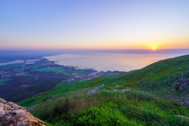 Kuzey İsrail, Arbel Dağı 'ndan (batı yakasından) Celile Denizi' nin gündoğumu manzarası
