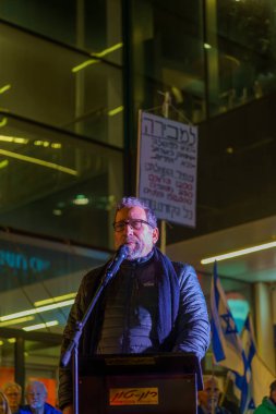 Hayfa, İsrail - 10 Şubat 2024: Albay (ret) Micha Regev, İsrail hükümetine karşı düzenlenen bir protesto yürüyüşü kapsamında kalabalığa sesleniyor