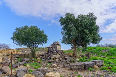 Ein Gev, İsrail - 25 Ocak 2024: Sussita Ulusal Parkı, Golan Tepeleri, Kuzey İsrail 'de şehit bir askerin anıtı