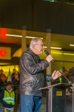 Hayfa, İsrail - 17 Şubat 2024: Profesör Asa Kasher, İsrail hükümetine karşı düzenlenen bir protesto yürüyüşü kapsamında kalabalığa sesleniyor