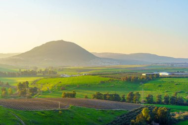 Tabor Akıntısı manzarasının gün batımı manzarası, kırsal alan, Tabor Dağı ve kır çiçekleri, Aşağı Celile, İsrail