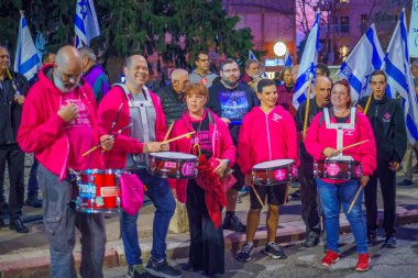 Hayfa, İsrail - 24 Şubat 2024: İnsanlar hükümeti protesto etmek için çeşitli tabela ve bayraklarla yürür, yeni seçim çağrısında bulunurlar. Hayfa, İsrail