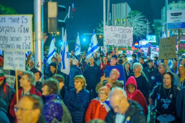 Hayfa, İsrail - 24 Şubat 2024: Çeşitli tabelaları ve bayrakları olan kalabalık, savaşın sorumluluğunu üstlenip rehinelerin serbest bırakılması çağrısında bulundu. Hayfa, İsrail