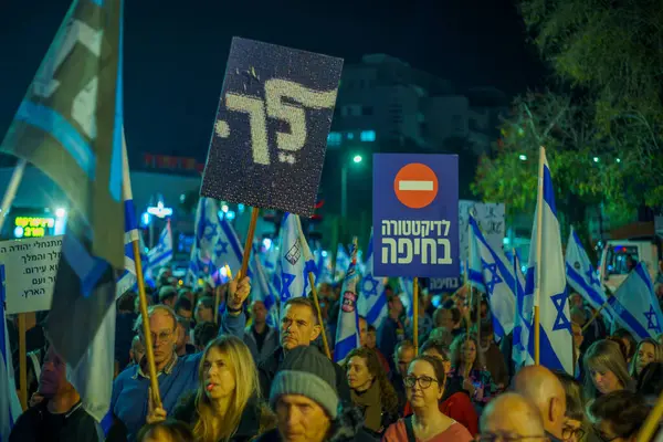 Haifa Israel Helmikuuta 2024 Joukko Ihmisiä Joilla Erilaisia Merkkejä Lippuja — kuvapankkivalokuva