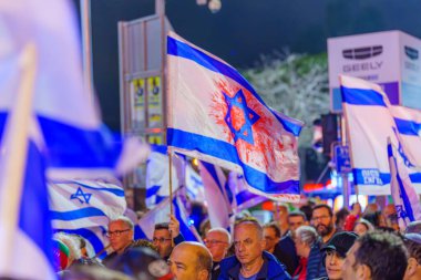 Hayfa, İsrail - 02 Mart 2024: Çeşitli tabelaları ve bayrakları olan kalabalık hükümeti protesto ederek yeni seçim çağrısında bulundu. Hayfa, İsrail