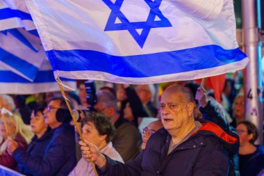 Hayfa, İsrail - 02 Mart 2024: Çeşitli tabelaları ve bayrakları olan kalabalık hükümeti protesto ederek yeni seçim çağrısında bulundu. Hayfa, İsrail