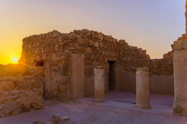 Masada Kalesi 'nin ve Ölü Deniz' in, İsrail 'in güneyindeki Judaean Çölü' nün kalıntılarının gündoğumu manzarası