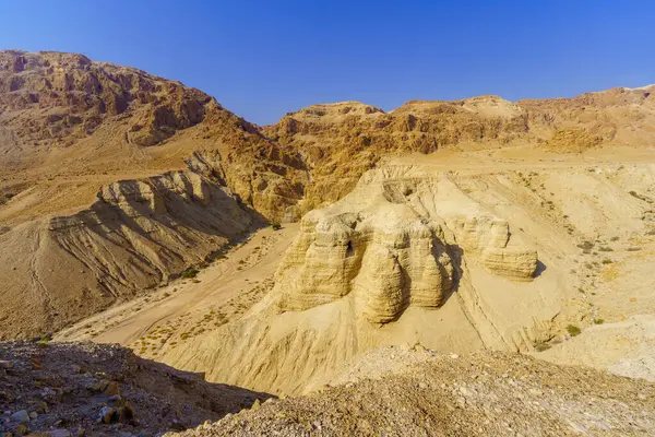 Qumran 'daki çöl kayalıkları ve manzara, Ölü Deniz' in kuzeybatısı, Güney İsrail