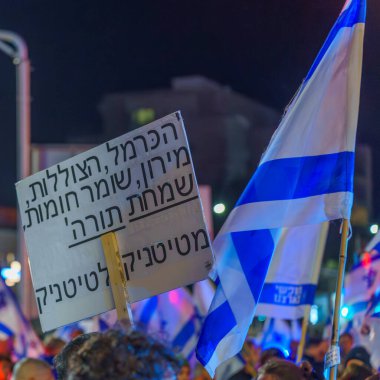 Hayfa, İsrail - 09 Mart 2024: Çeşitli tabelaları ve bayrakları olan kalabalık hükümeti protesto ederek yeni seçim çağrısında bulundu. Hayfa, İsrail