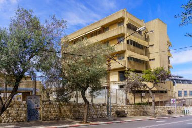 Hayfa, İsrail - 09 Mart 2024: Hadar HaCarmel Mahallesi, Hayfa, İsrail 'de terk edilmiş bir barbar tarzı binaya bakmak