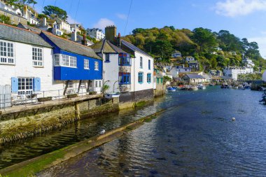 Polperro, İngiltere - 16 Ekim 2022: İngiltere 'nin Cornwall kentindeki Polperro köyünün balıkçı limanının görüntüsü