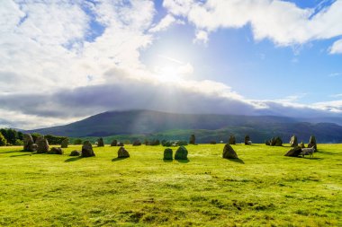 Koyunlu Castlerigg taş çemberinin sabah manzarası, Keswick yakınlarında, Cumbria, İngiltere, İngiltere