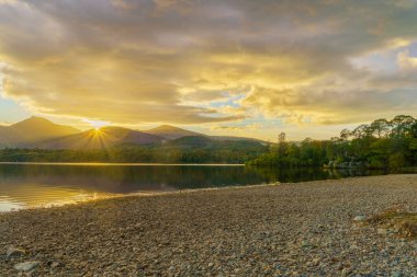 Keswick yakınlarındaki Derwentwater Gölü 'nün günbatımı manzarası, Cumbria, İngiltere