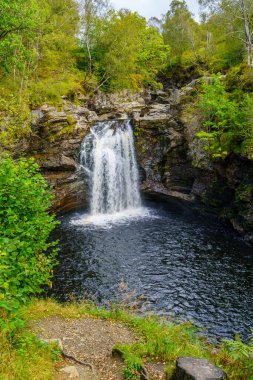 Falloch Şelalesi manzarası, Lomond Gölü 'ndeki şelale ve Trossachs Ulusal Parkı, İskoçya, İngiltere