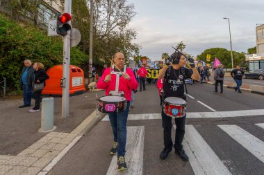 Hayfa, İsrail - 16 Mart 2024: İnsanlar hükümete karşı çeşitli tabelalar ve bayraklarla bir protesto yürüyüşüne katılarak yeni seçimler çağrısında bulundu. Hayfa, İsrail