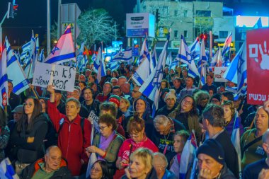 Hayfa, İsrail - 16 Mart 2024: Çeşitli tabelaları ve bayrakları olan kalabalık hükümeti protesto ederek yeni seçimler çağrısında bulundu. Hayfa, İsrail